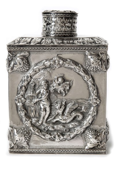 Zilveren theebus gemaakt in 1703 door de Harlinger zilversmid Hotse Seerps Swerms. Op de theebus is Andromeda geketend aan een rots afgebeeld.